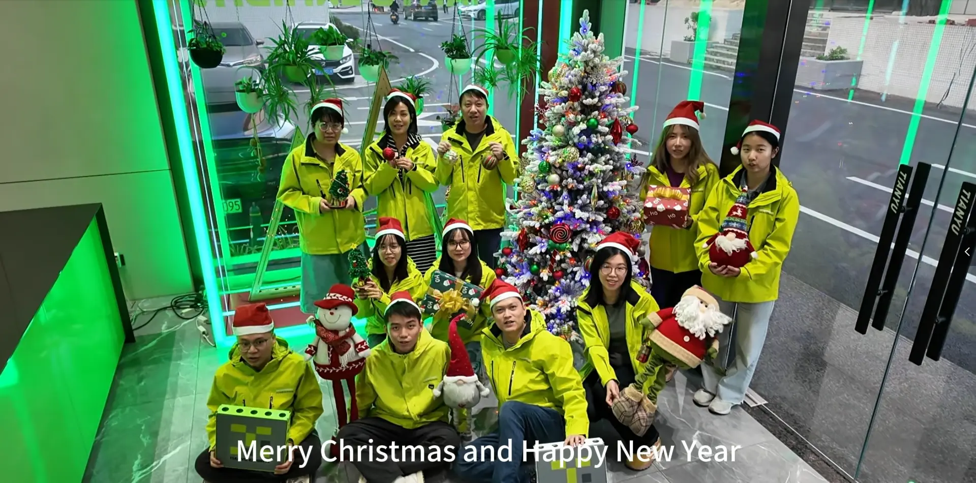 Christmas Vibes Fully Cranked Up! Team Tianyu Exhibitions Sends Warm Wishes + New Display Equipment Lights Up Holiday Presentations